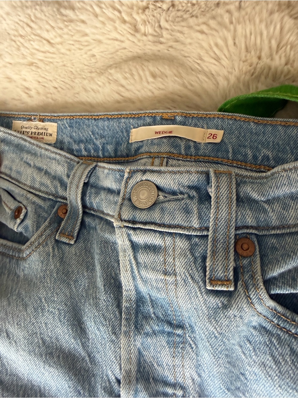 NEVER WORN LEVIS light Blue Women’s High-Rise Straight Jeans - Picture 3 of 4